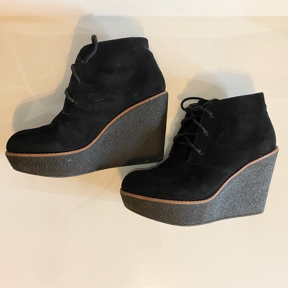 Urban Outfitter Black Suede Wedges - Picture 2 of 13